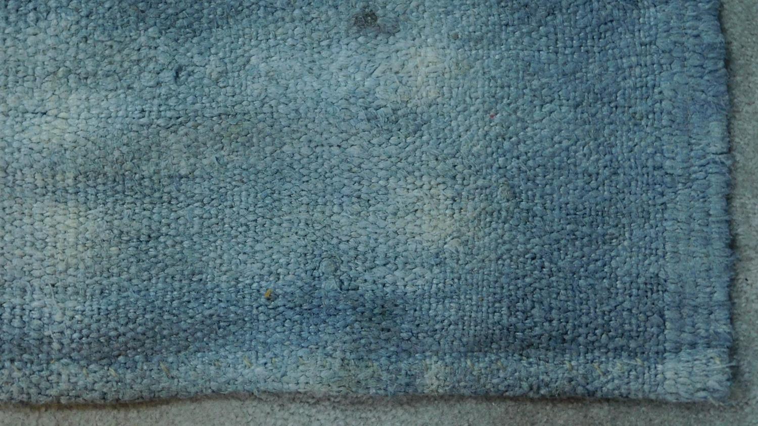 A sedir blue and white tie dye effect rug, some wear in places. 235x172cm - Image 3 of 7