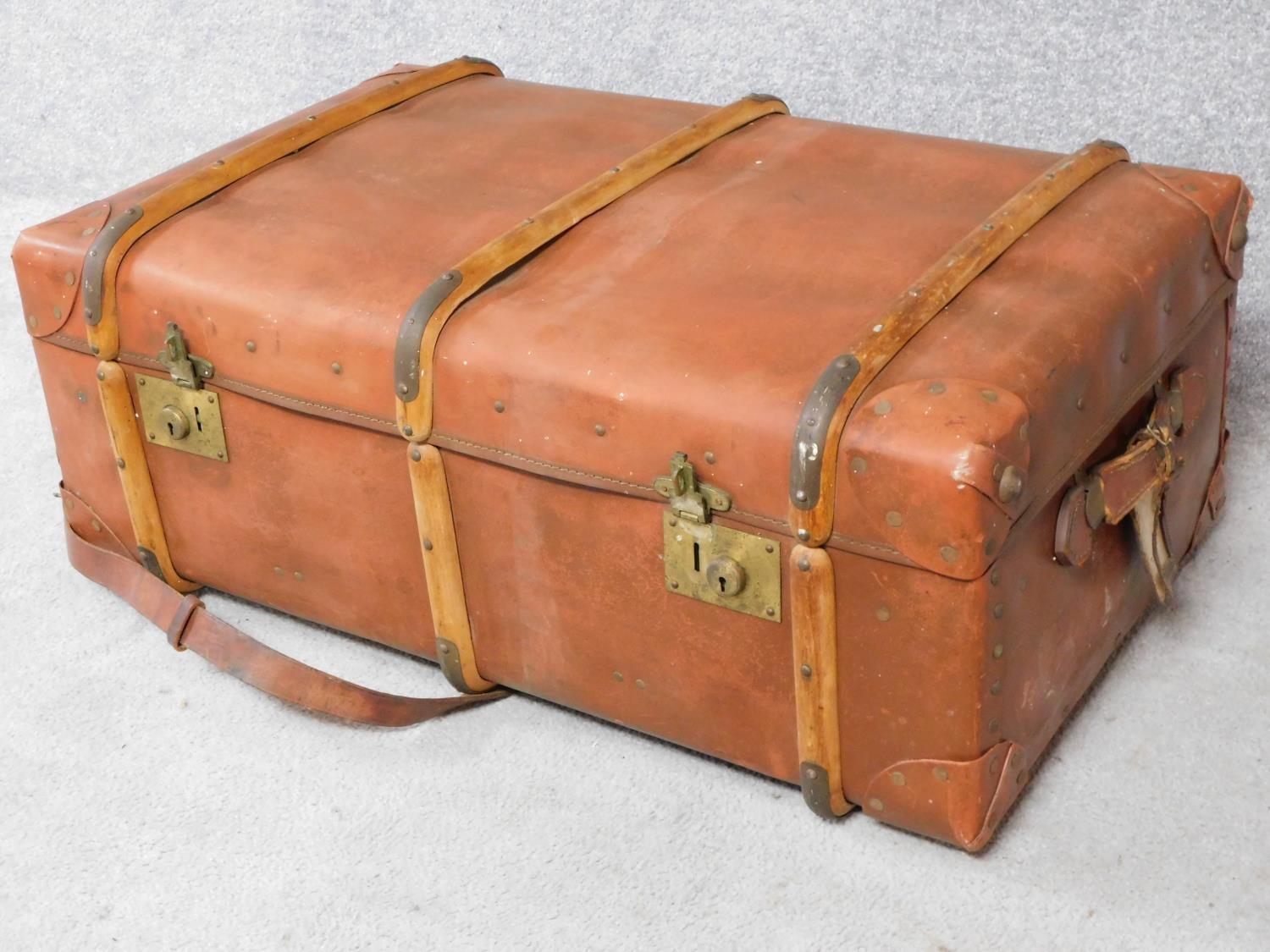 A vintage leather and wood steamer trunk. H.34 W.84 D.54cm - Image 4 of 7