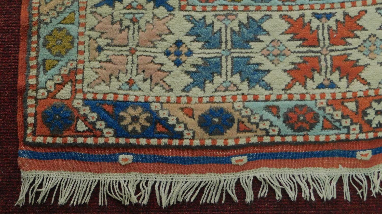 A Persian rug with tile pattern, framed by borders and fringed 163x103cm - Image 3 of 4