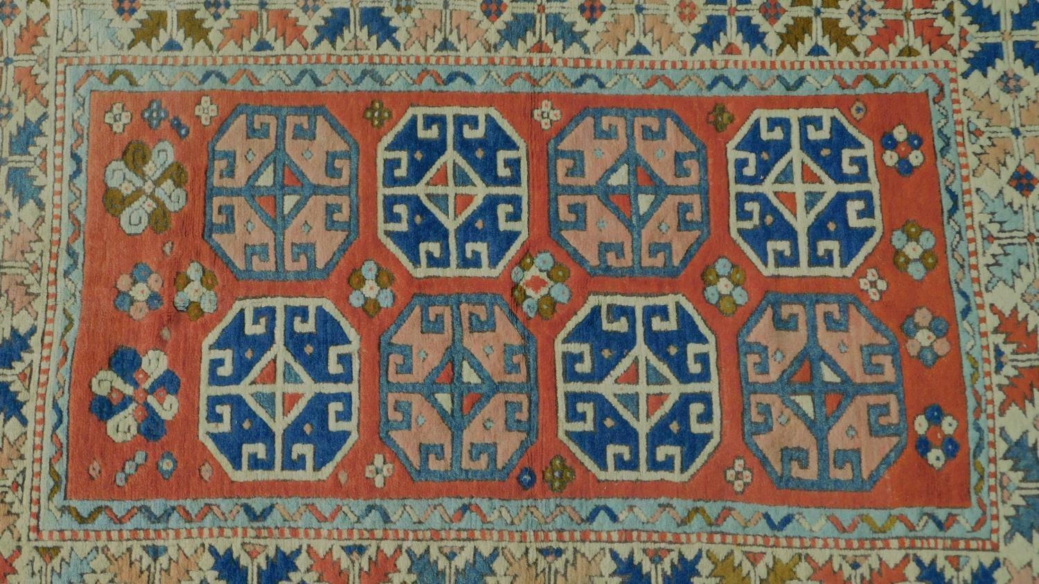 A Persian rug with tile pattern, framed by borders and fringed 163x103cm - Image 2 of 4