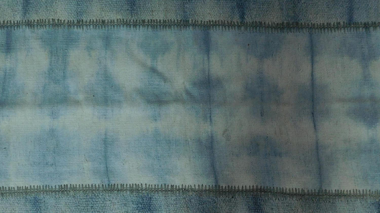 A sedir blue and white tie dye effect rug, some wear in places. 235x172cm - Image 2 of 7