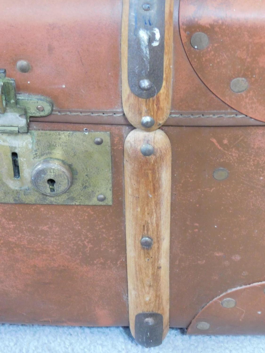 A vintage leather and wood steamer trunk. H.34 W.84 D.54cm - Image 6 of 7