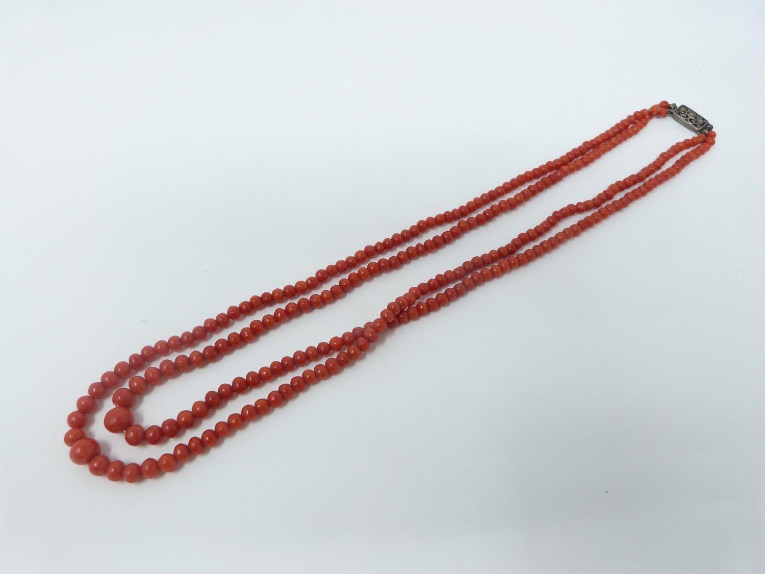 A collection of antique coral and gemstone necklaces. Including a Chinese goldstone necklace with - Image 9 of 20