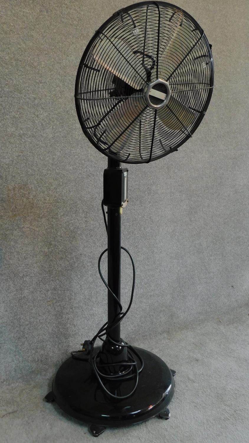 A contemporary standing fan by Cinni. H.127cm - Image 2 of 6