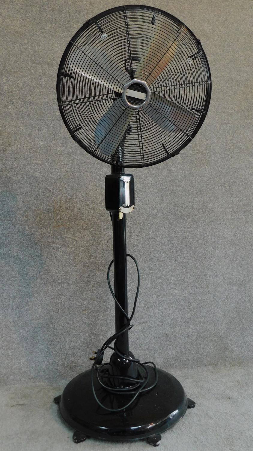 A contemporary standing fan by Cinni. H.127cm