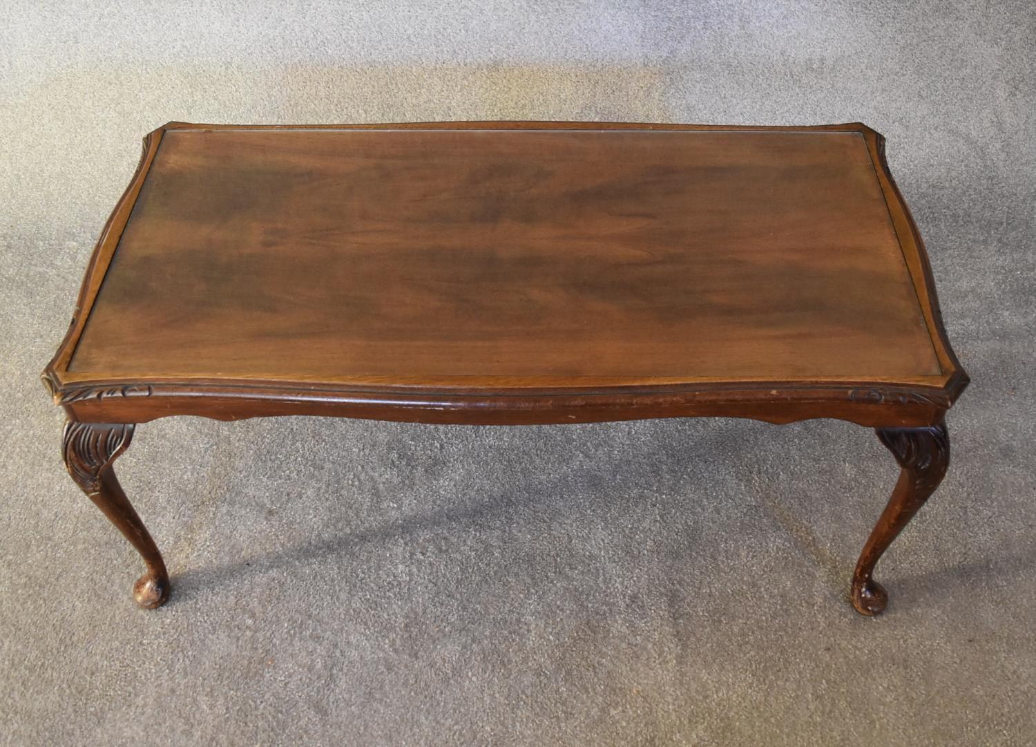 A mahogany Georgian style coffee table with a glass top. H.40 x 97cm - Image 2 of 3