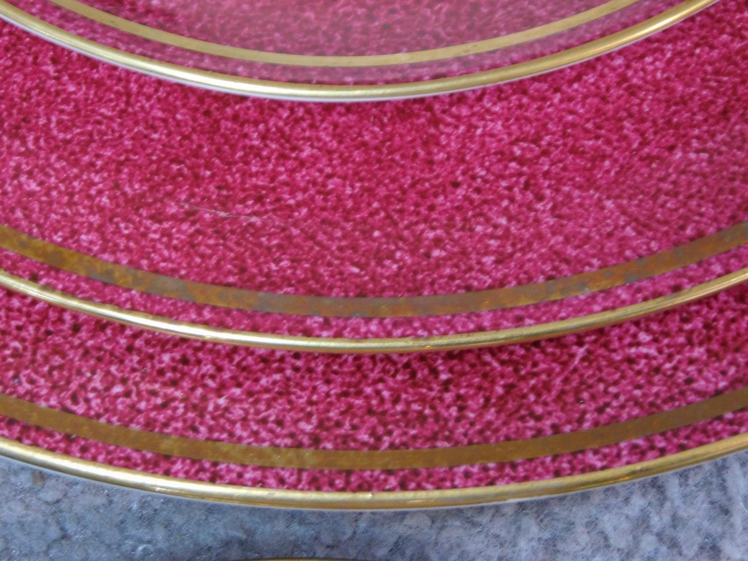 A complete Wedgwood Ulander powder ruby gilded dinner service. - Image 10 of 11