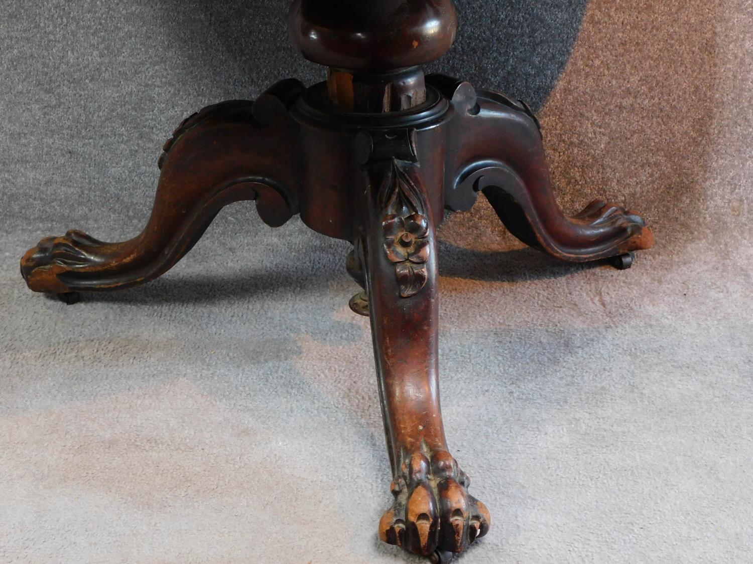 An early Victorian mahogany circular tilt top loo table raised on carved tripod base with lion paw - Image 3 of 5