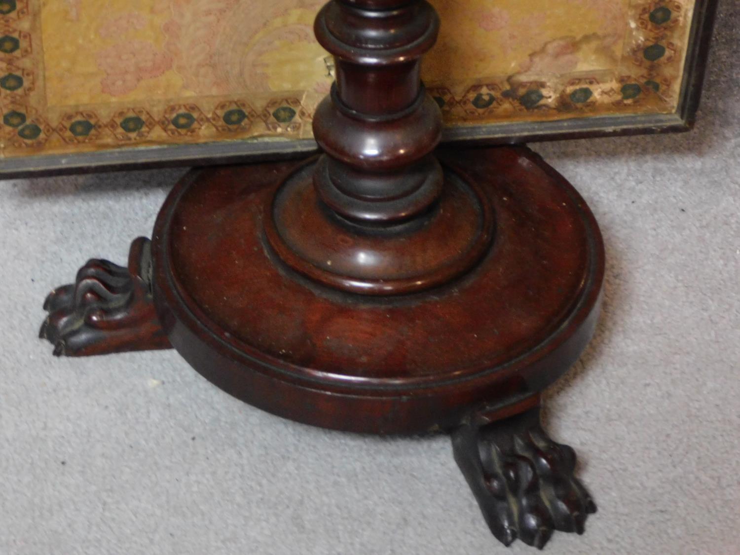 A William IV mahogany pole screen on circular platform base resting on carved lion paw feet. H.102cm - Image 4 of 4