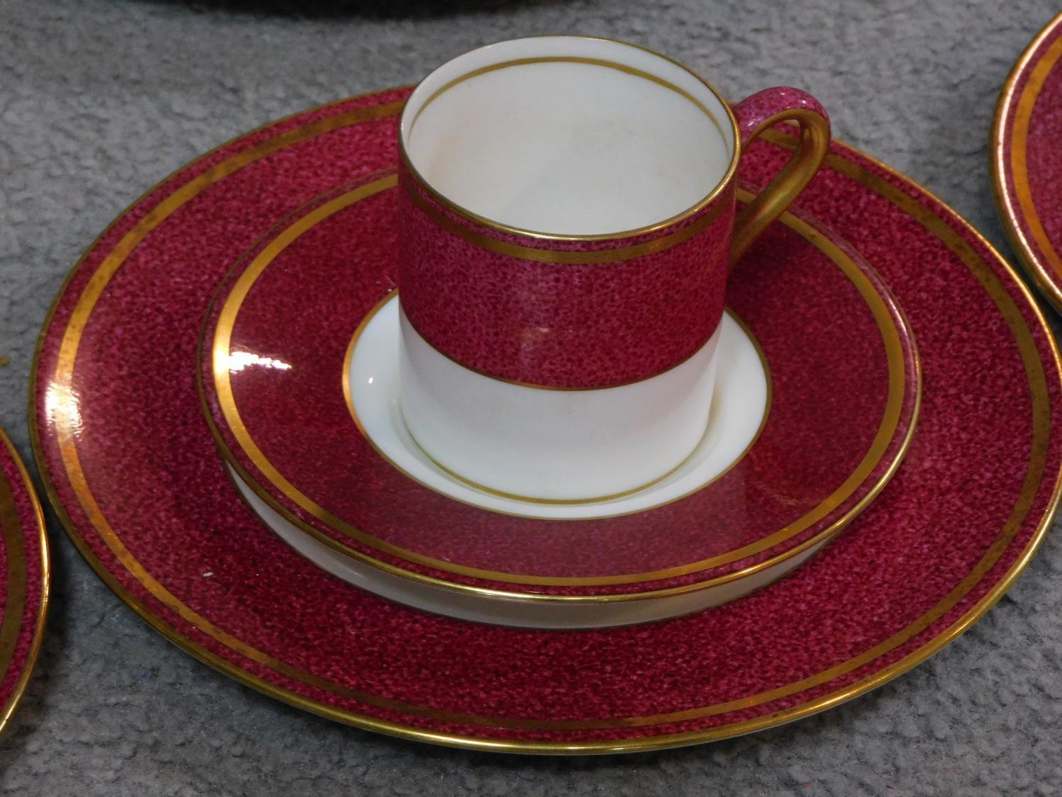 A complete Wedgwood Ulander powder ruby gilded dinner service. - Image 5 of 11