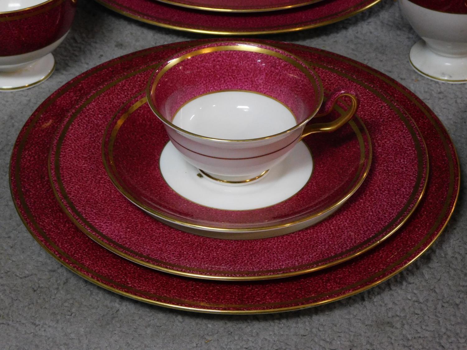 A complete Wedgwood Ulander powder ruby gilded dinner service. - Image 4 of 11