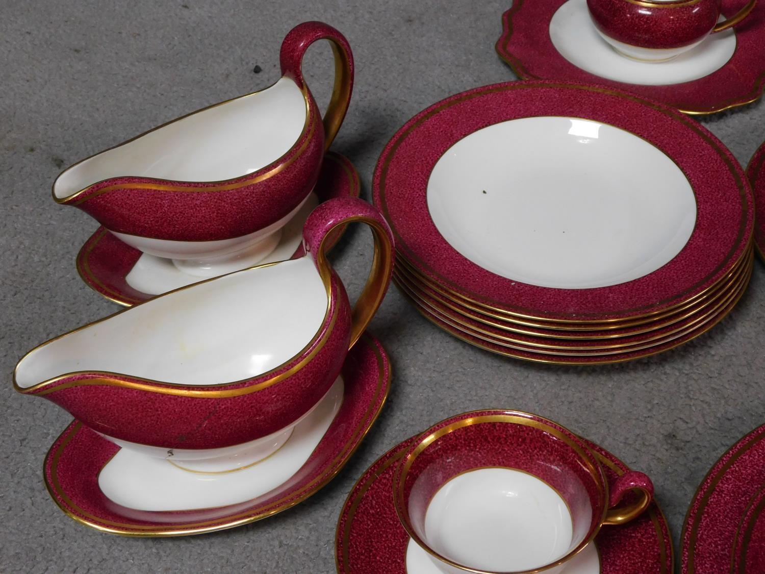 A complete Wedgwood Ulander powder ruby gilded dinner service. - Image 7 of 11