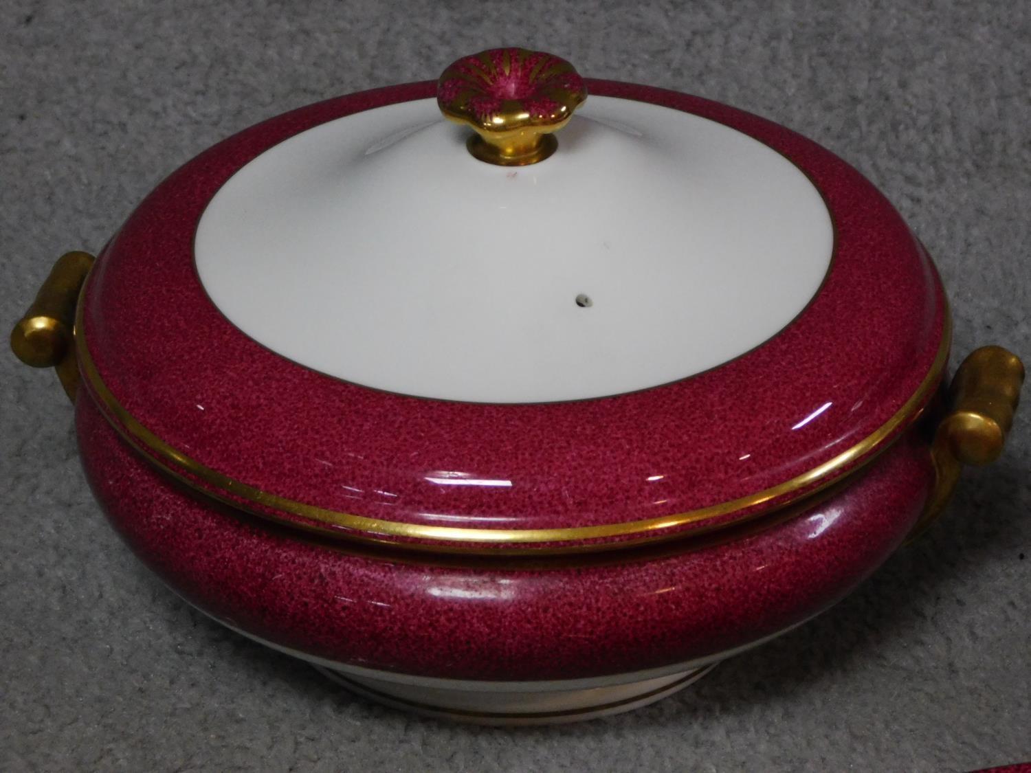 A complete Wedgwood Ulander powder ruby gilded dinner service. - Image 3 of 11