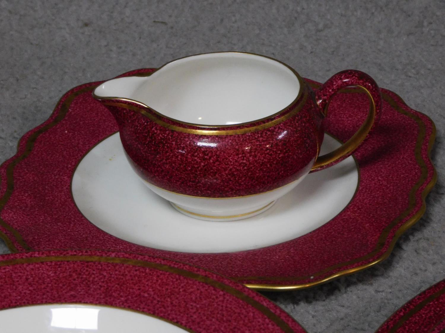 A complete Wedgwood Ulander powder ruby gilded dinner service. - Image 8 of 11