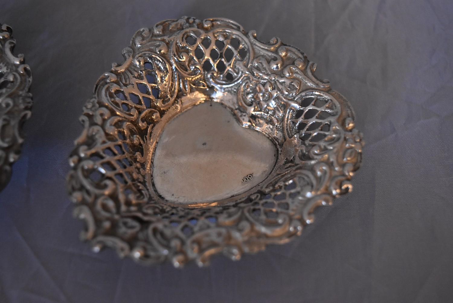 A pair of Continental pierced silver heart shaped bon bon dishes, marked 800. (97g) - Image 2 of 5