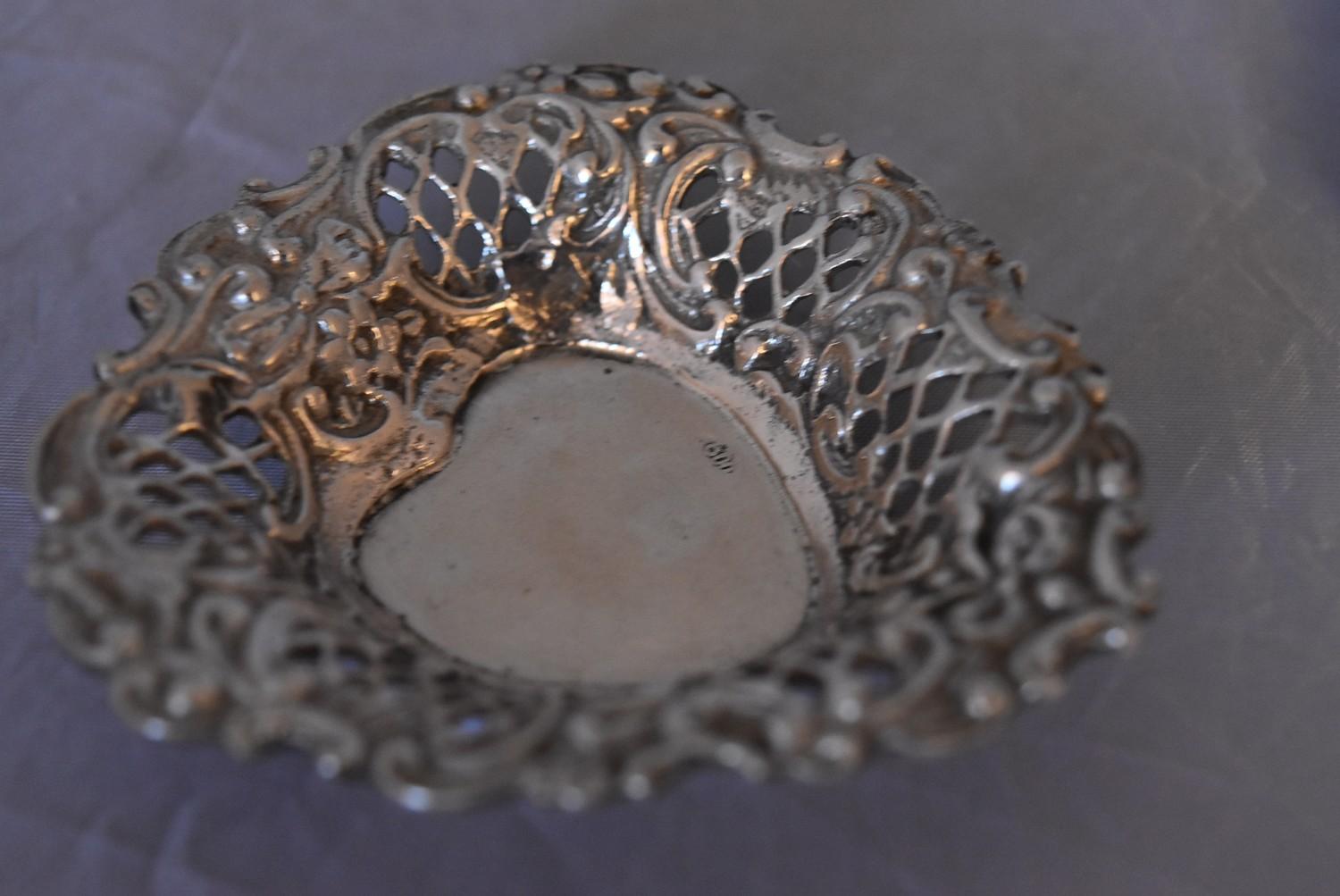 A pair of Continental pierced silver heart shaped bon bon dishes, marked 800. (97g) - Image 3 of 5