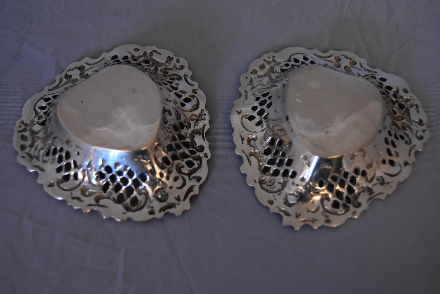 A pair of Continental pierced silver heart shaped bon bon dishes, marked 800. (97g) - Image 4 of 5