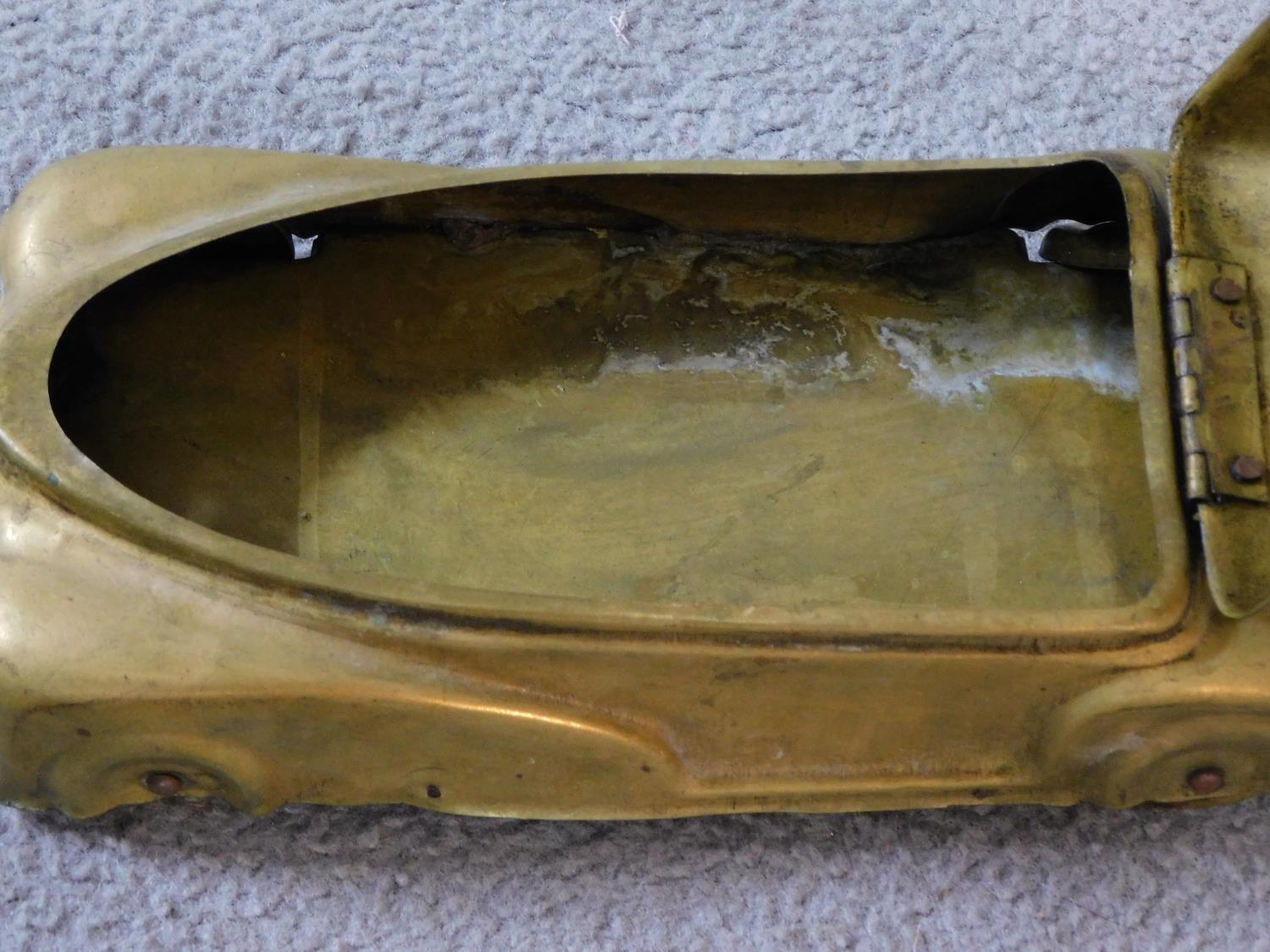 A vintage brass Betel Motor Car artist's box. Has hinged lid and removable palettes. One of the - Image 4 of 7