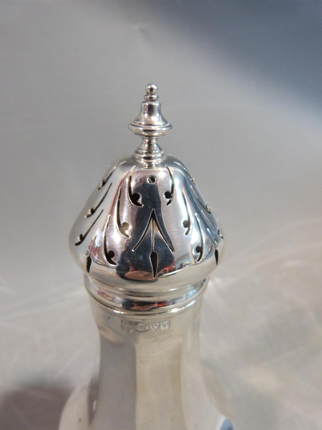 A Edwardian silver sugar sifter. With foliate design pierced lid. Hallmarked: DEGE for George Edward - Image 5 of 8