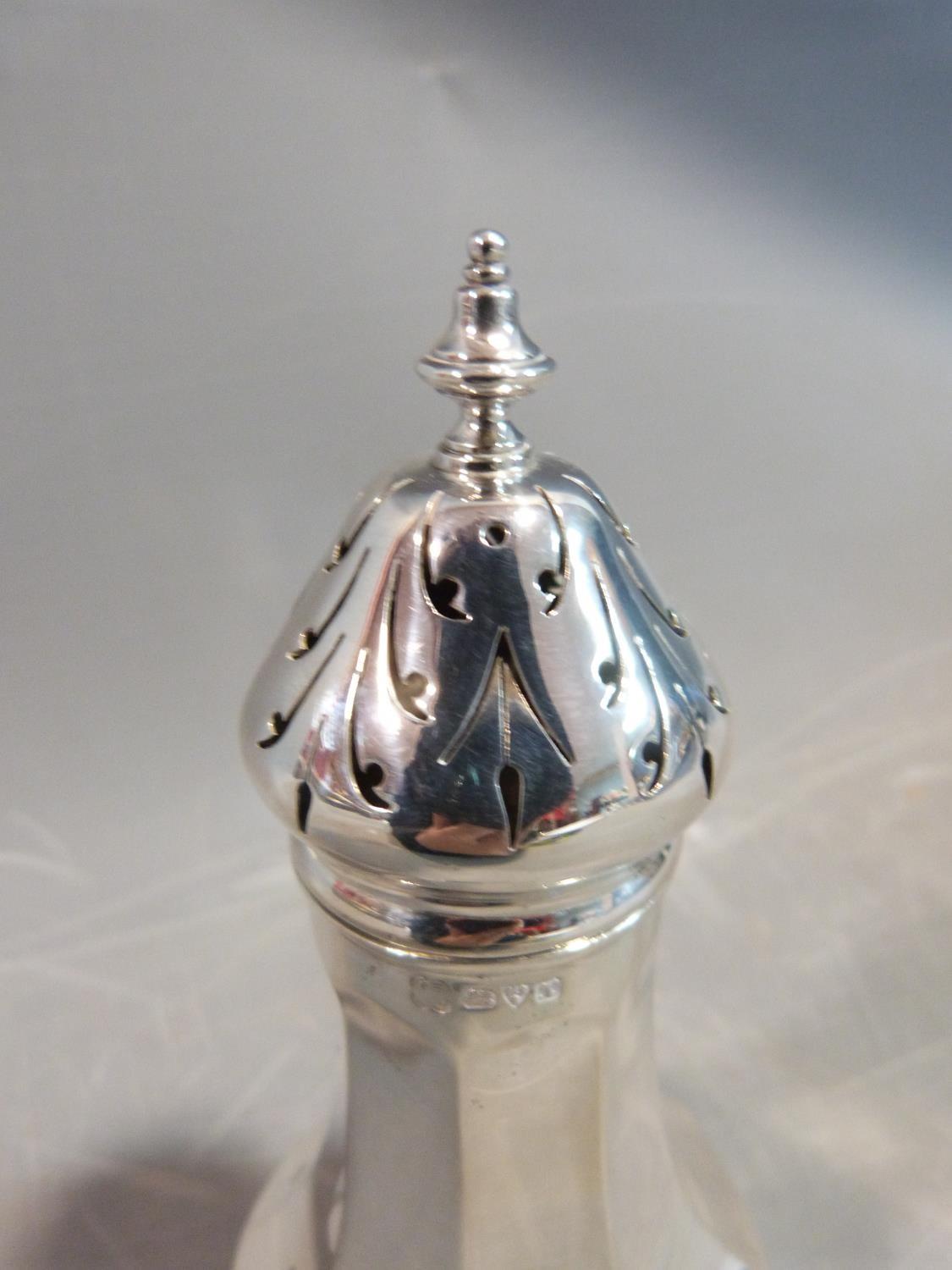 A Edwardian silver sugar sifter. With foliate design pierced lid. Hallmarked: DEGE for George Edward - Image 4 of 8