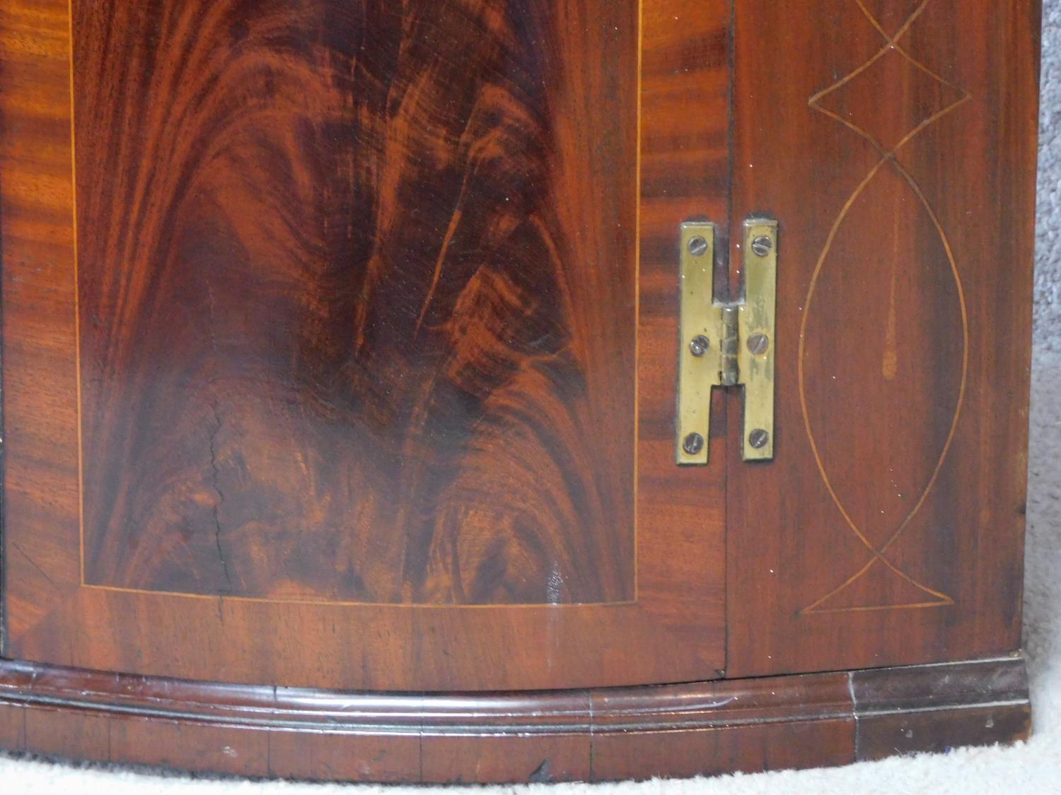 Georgian flame mahogany and mahogany crossbanded bowfronted corner cabinet with satinwood string - Image 5 of 5