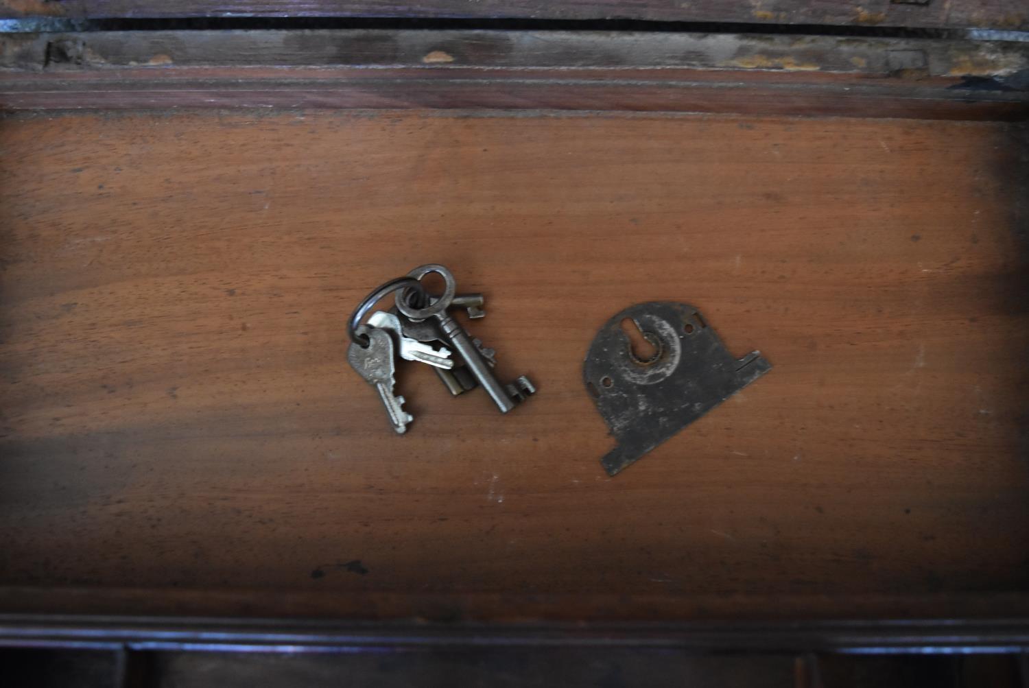 A Georgian mahogany writing slope with original keys, lacks interior. H.16 x 40cm - Image 4 of 4