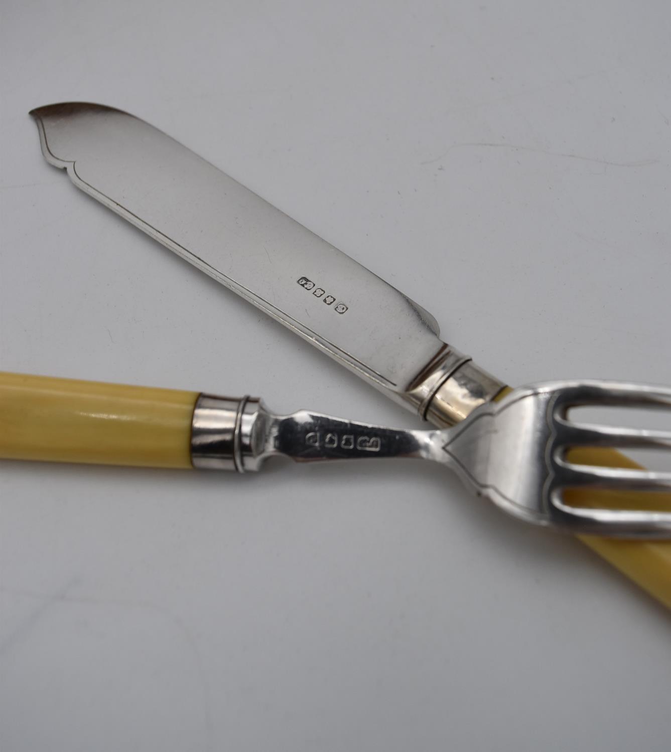 An oak cased set of twelve silver plated fish knives and forks by the Goldsmiths and Silversmiths - Image 10 of 10