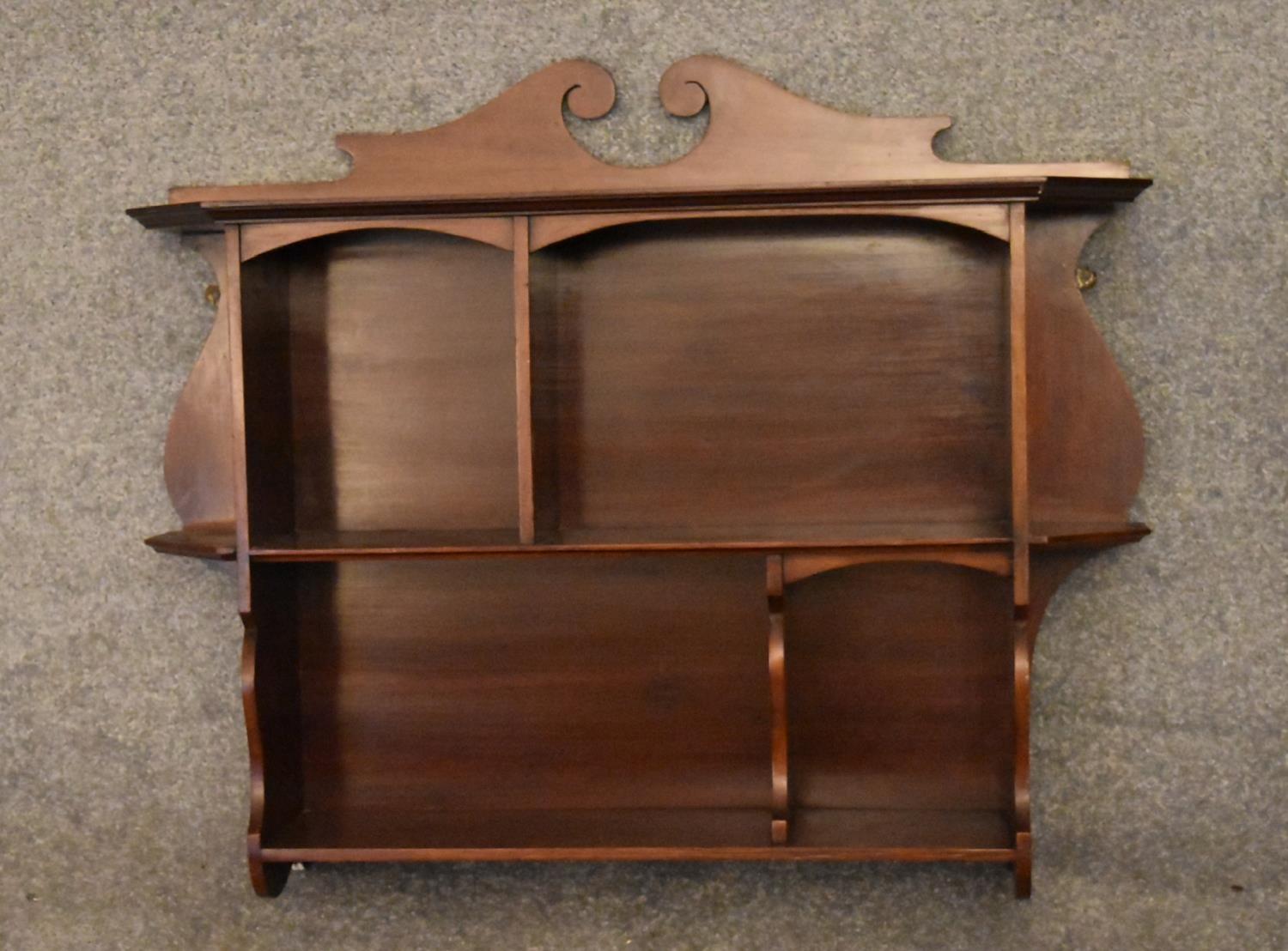 A set of Victorian mahogany open wall shelves H.73x73x15cm