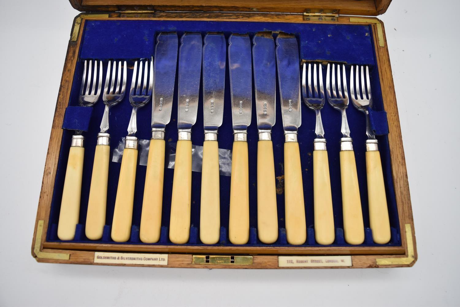 An oak cased set of twelve silver plated fish knives and forks by the Goldsmiths and Silversmiths - Image 5 of 10