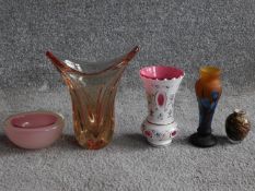 A collection of glassware. Including a seguso style pink and white alabastro glass ashtray, a