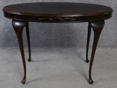 A Georgian style 20th century mahogany oval occasional table raised on cabriole supports. H.67 L.
