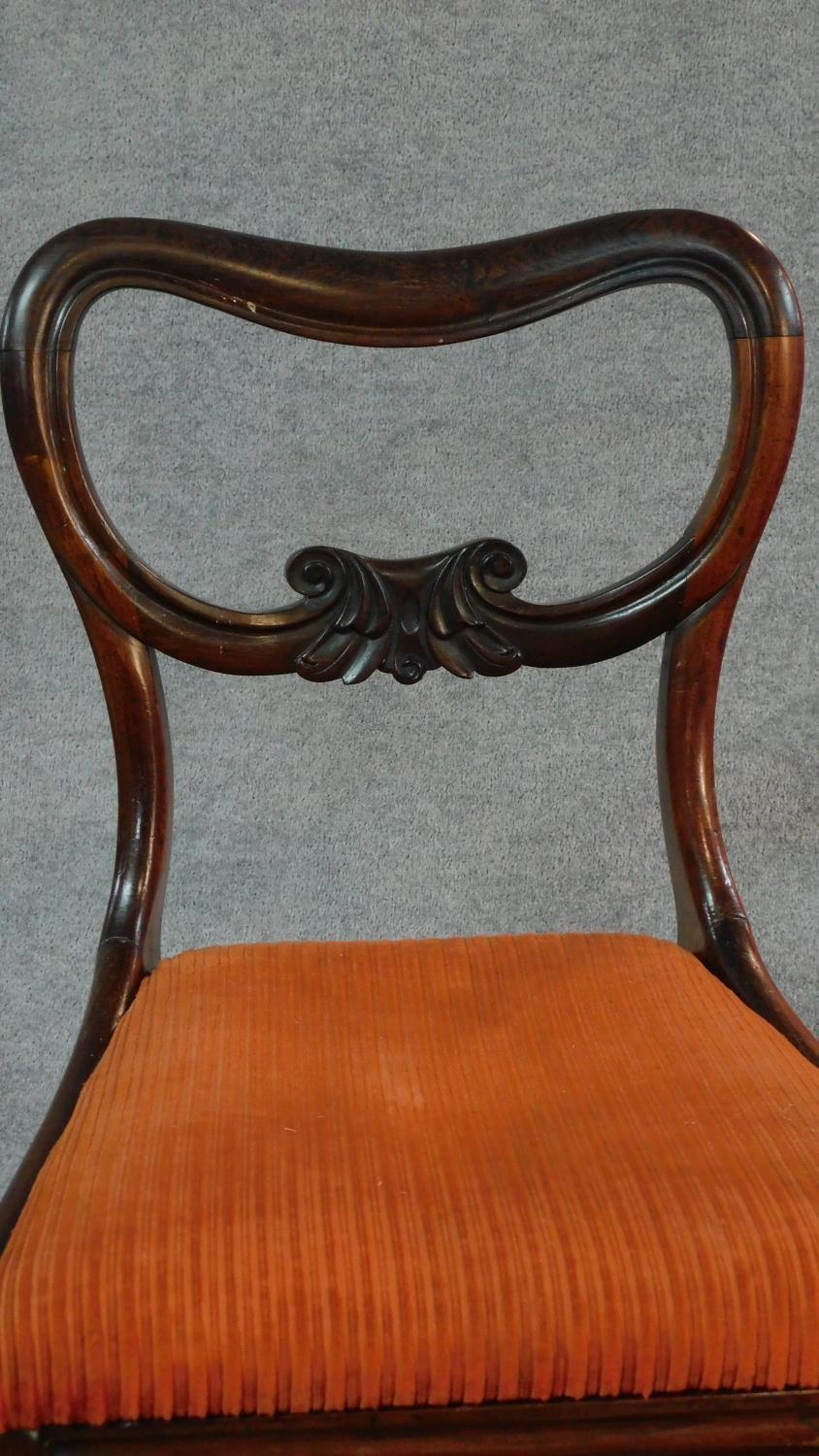 A set of six Victorian rosewood kidney shaped back dining chairs with drop in seats on carved - Image 3 of 5