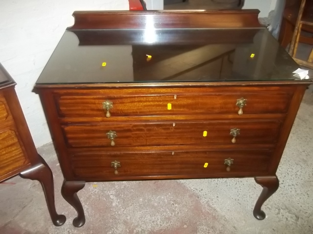 A MAHOGANY DRESSING TABLE, THREE DRAWER CHEST, BEDSIDE CABINET + A STOOL (5) - Image 3 of 4