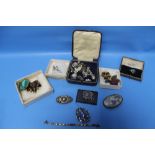 A BOX OF ASSORTED COSTUME JEWELLERY TO INCLUDE YELLOW METAL EXAMPLES