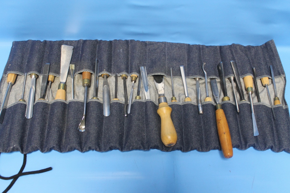 A SELECTION OF WOOD CARVING TOOLS INCLUDING SWISS MADE, ASHLEY ISLES, H. TAYLOR, ROBERT SORBY (28)