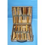 A BOX OF 24 WOOD CARVING TOOLS INCLUDING ASHLEY ILES, HENRY TAYLOR, FROST NORWICH AND ROBERT