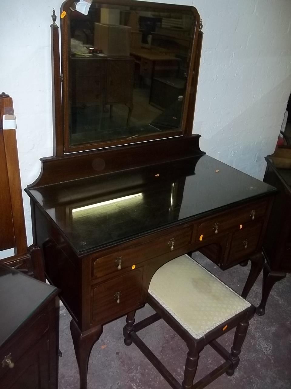 A MAHOGANY DRESSING TABLE, THREE DRAWER CHEST, BEDSIDE CABINET + A STOOL (5) - Image 2 of 4
