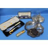 A COLLECTION OF SILVER AND SILVER PLATE TO INCLUDE DECANTER LABELS, FISH SERVERS, SPOON, DISHES