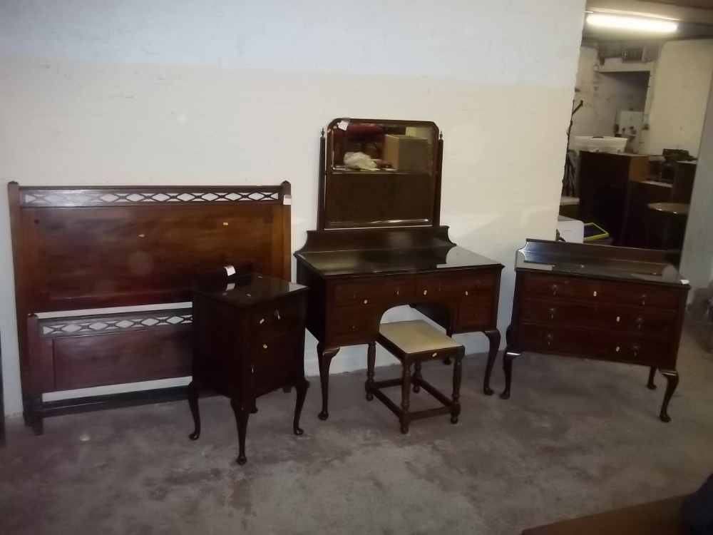 A MAHOGANY DRESSING TABLE, THREE DRAWER CHEST, BEDSIDE CABINET + A STOOL (5)