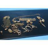 A COLLECTION OF 9 CT GOLD AND YELLOW METAL ITEMS TO INCLUDE EARRINGS, BRACELET ETC.