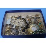 A SMALL TRAY OF COSTUME JEWELLERY ETC TO INCLUDE SILVER EXAMPLES, POCKET WATCH ETC.