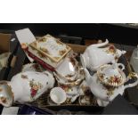 A TRAY OF ROYAL ALBERT 'OLD COUNTRY ROSES' TEA & DINNERWARE