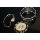 A 9 CT GOLD LADIES WRIST WATCH, A WHITE METAL BANGLE ETC.