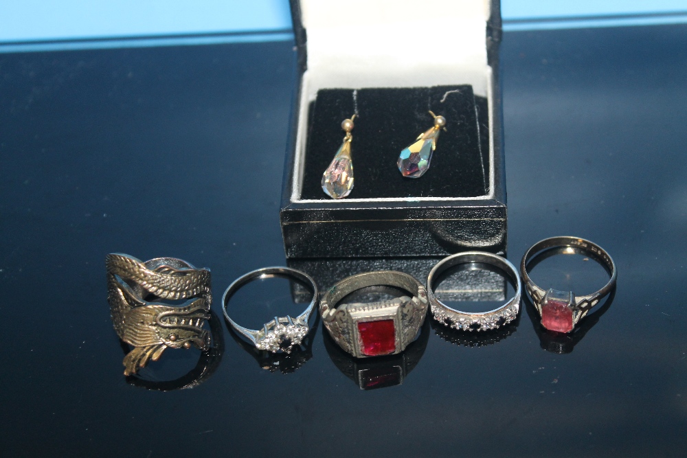 A QUANTITY OF RINGS TO INCLUDE SILVER EXAMPLES AND A PAIR OF EARRINGS