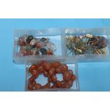 A SMALL QUANTITY OF COSTUME JEWELLERY TO INCLUDE AMBER STYLE BEADS, SILVER CHAIN ETC.