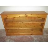 A PINE SHELVING UNIT, L 152 CM, H 92 CM