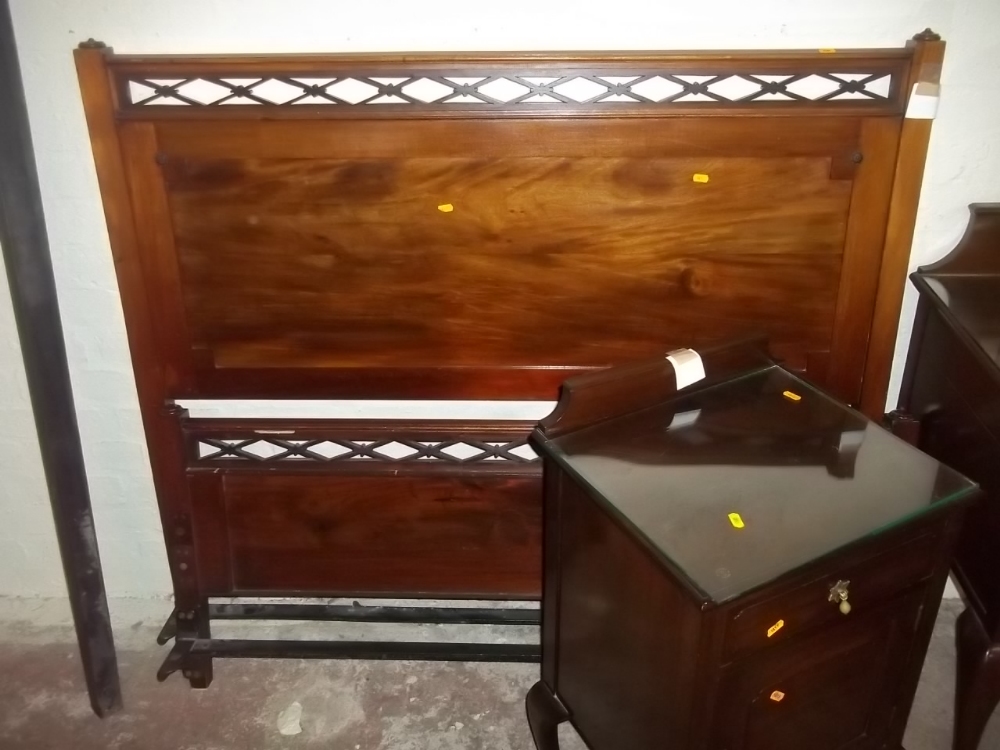 A MAHOGANY DRESSING TABLE, THREE DRAWER CHEST, BEDSIDE CABINET + A STOOL (5) - Image 4 of 4