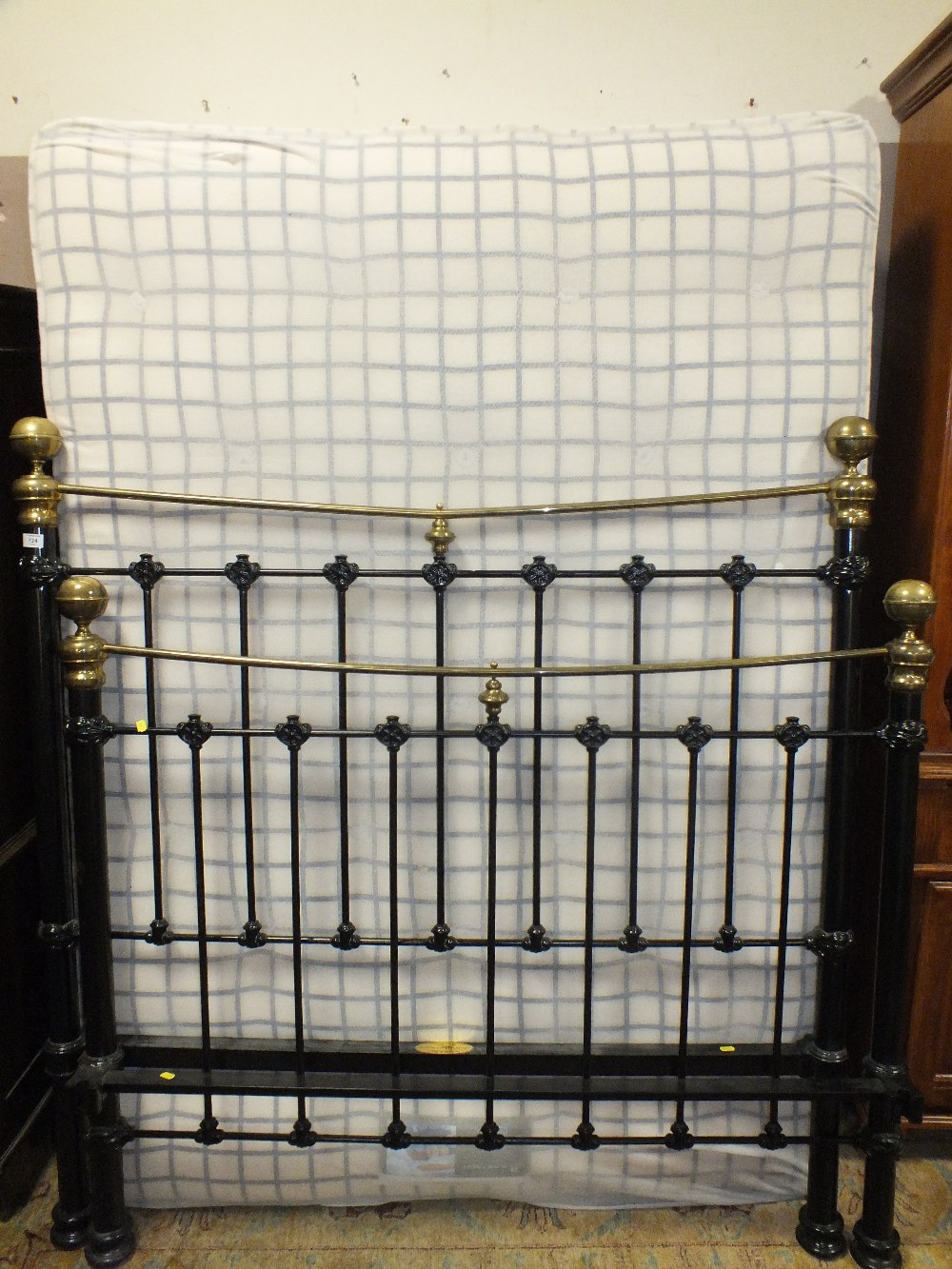 AN ANTIQUE TYPE BRASS AND CAST DOUBLE BED FRAME WITH MATTRESS