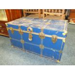 A VINTAGE BLUE PACKING TRUNK W-90 CM