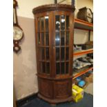 A TALL COLONIAL STYLE GLAZED FLOORSTANDING CORNER CABINET WITH CARVED DETAIL THROUGHOUT H-210 CM